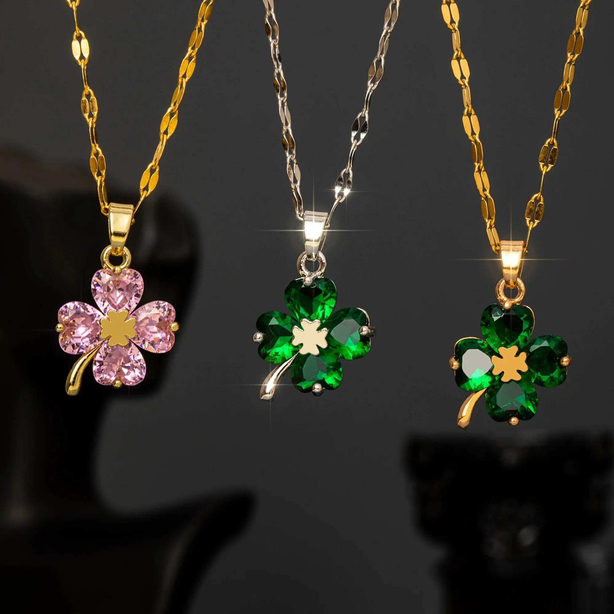 Halskæde med vedhæng firekløver i farvet sølv og grøn