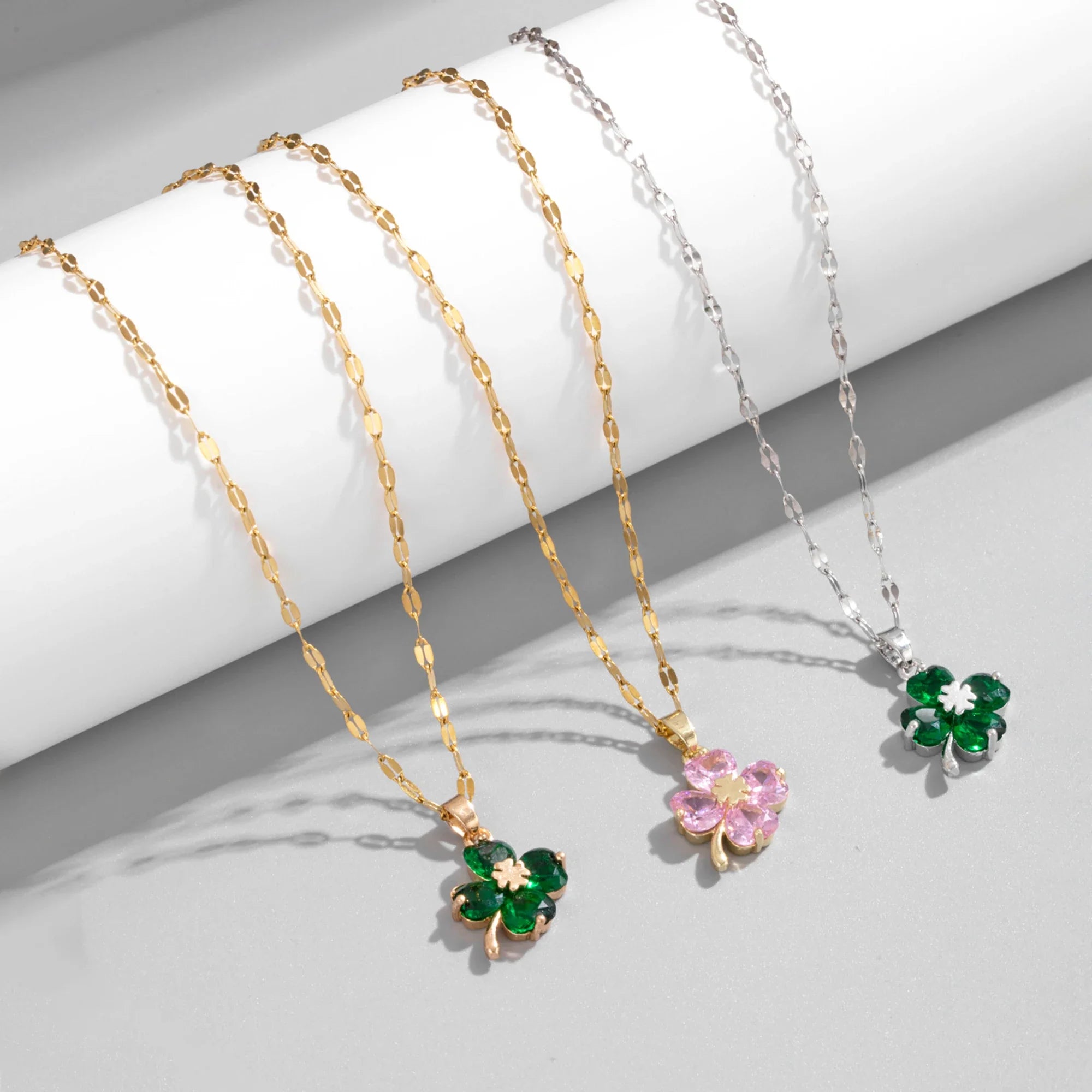 Halskæde med vedhæng firekløver i farvet sølv og guld