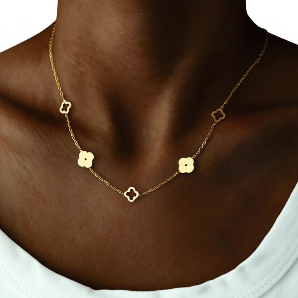 Halskæde med vedhæng med 4-bladet kløver i guld