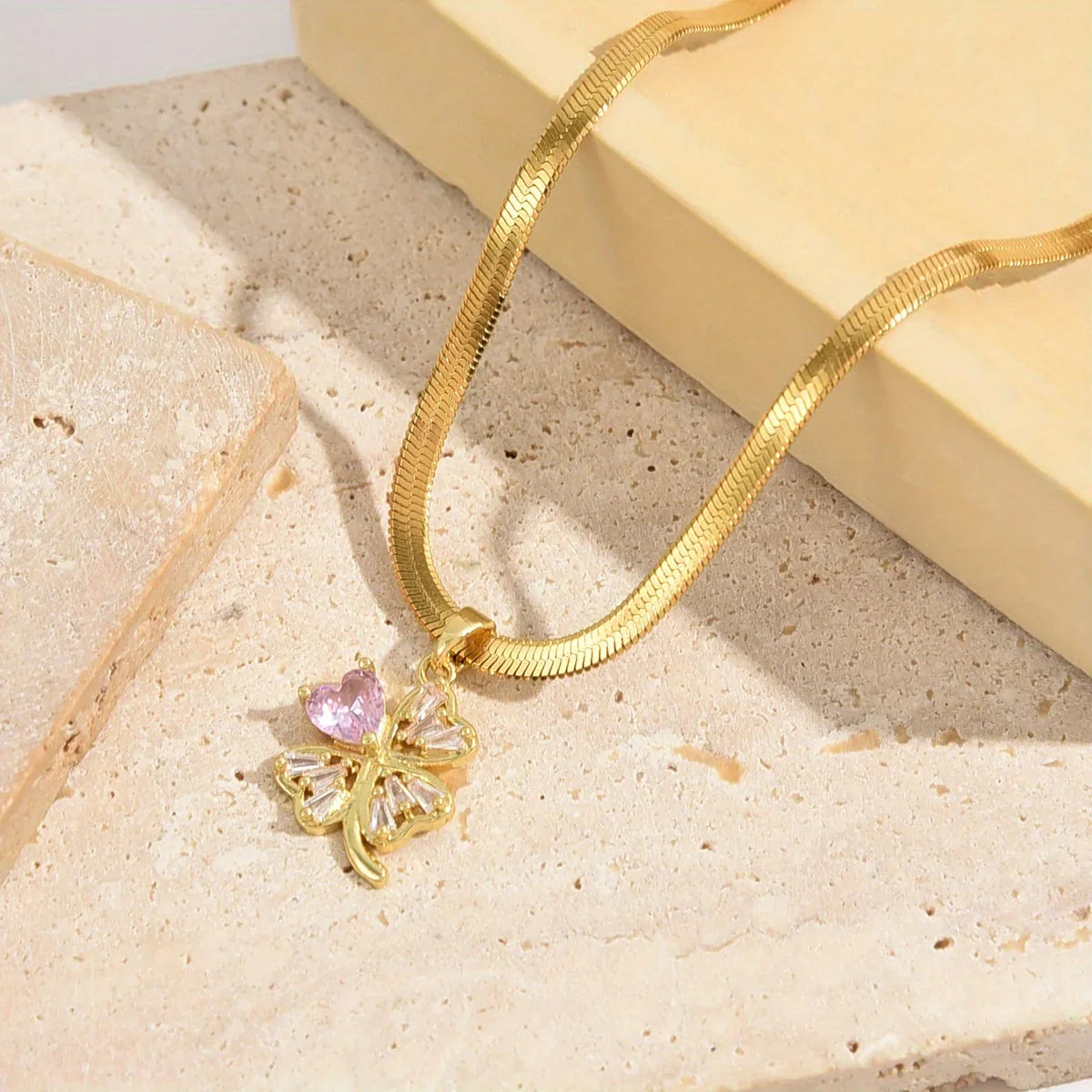 Halskæde med vedhæng med firkløver held og lykke og zirkon