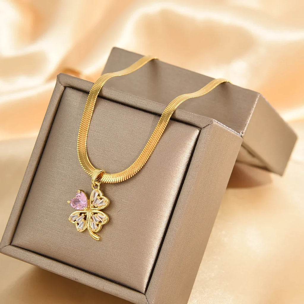 Halskæde med vedhæng med firkløver held og lykke og zirkon