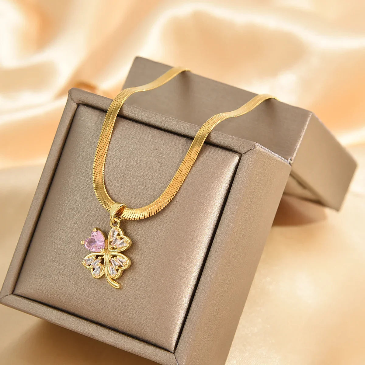 Halskæde med vedhæng med firkløver held og lykke og zirkon