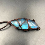 Naszyjnik z kamieniem labradorytu 