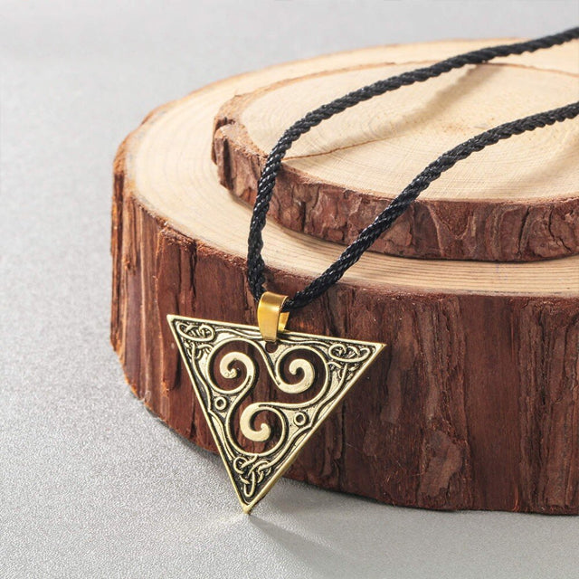 Triskel HalskædeKeltisk Triskel Halskæde (Sølvfarvet eller Forgyldt) gammel bronze