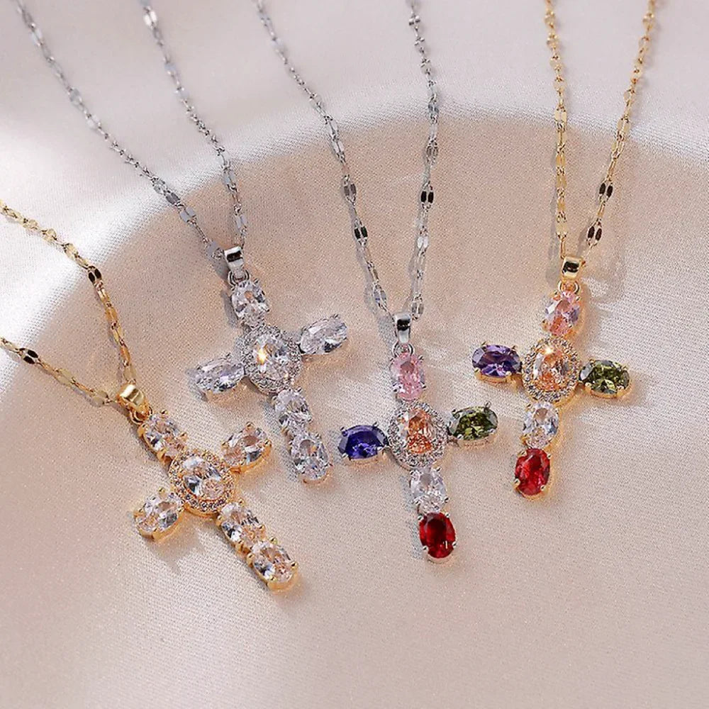 Kolorowy naszyjnik z zawieszką w kształcie krzyżyka wysadzaną cyrkoniami 