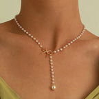 Naszyjnik z pereł z zawieszką w kształcie białej kokardki