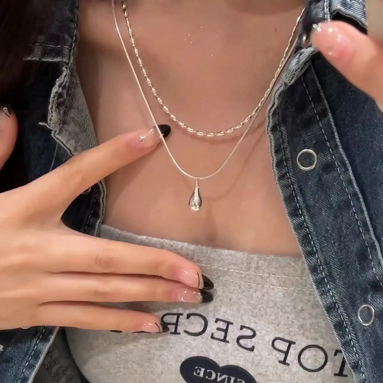 Dobbelt halskæde med dråbevedhæng