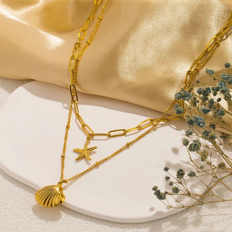 Dobbeltlags halskæde med vedhæng af muslinger, kammusling og søstjerne