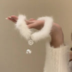 Elegancki naszyjnik typu choker z piór z zawieszką z perłą