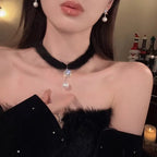 Elegancki naszyjnik typu choker z piór z zawieszką z perłą