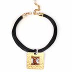 Naszyjnik z sznurków z czarnym kwadratowym wisiorkiem