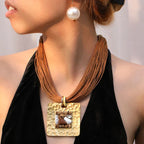 Naszyjnik z sznurków z brązowym kwadratowym wisiorkiem