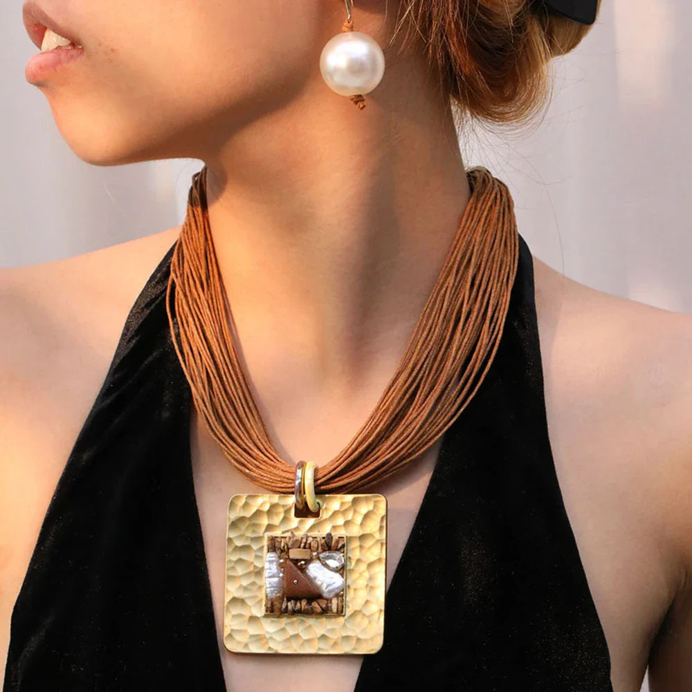 Kordelhalskæde med brun firkantet vedhæng