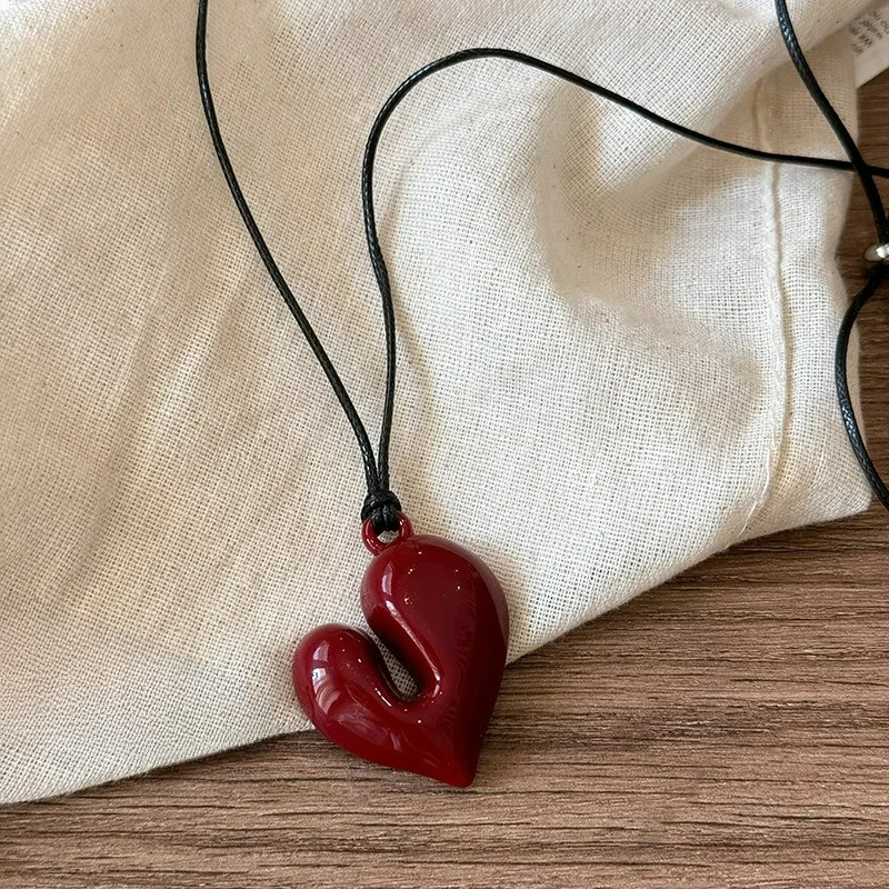 Collier en Lacet avec Pendentif Coeur rouge