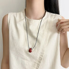 Naszyjnik ze sznurkiem z czerwonym wisiorkiem w kształcie kropli wody