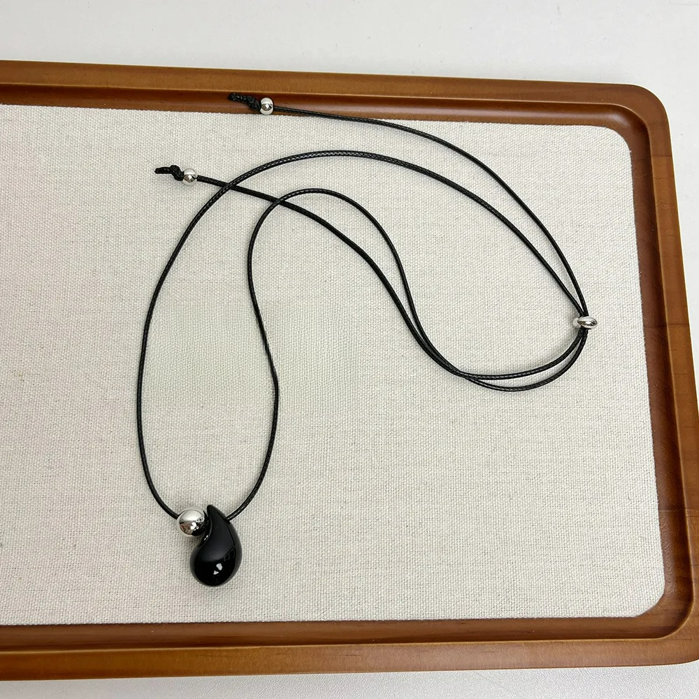 Náhrdelník se šňůrkou a přívěskem černá kapka vody
