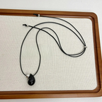 Naszyjnik ze sznurkiem z czarnym wisiorkiem w kształcie kropli wody