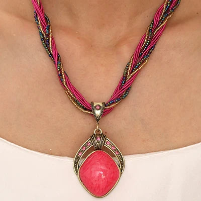 Collier Ethnique avec Grand Pendentif Ovale