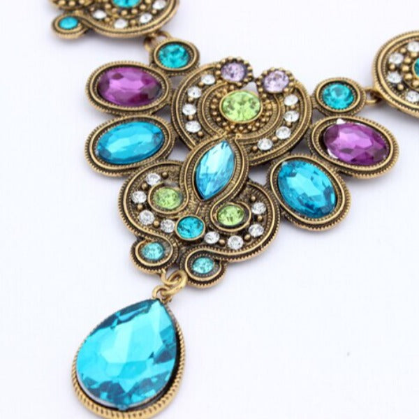 Multifarvet etnisk halskæde