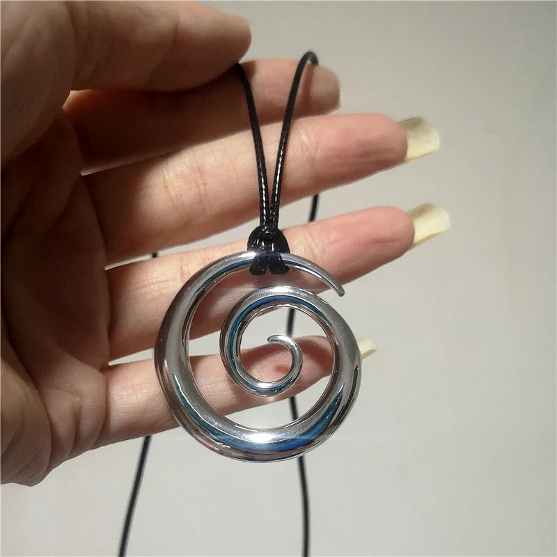Długi naszyjnik z posrebrzanym spiralnym wisiorkiem