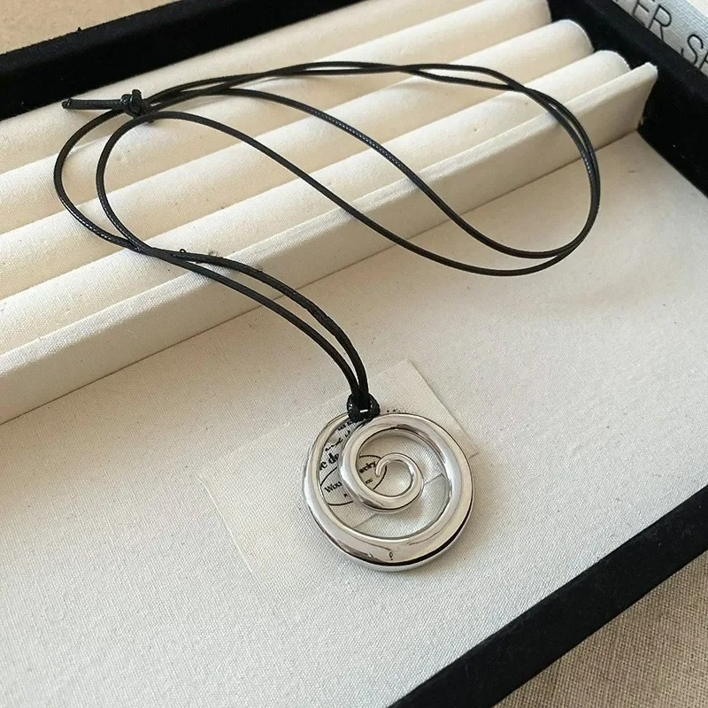 Długi naszyjnik z posrebrzanym spiralnym wisiorkiem