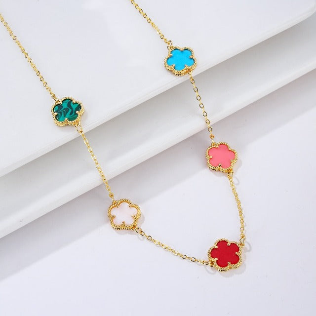 Halskæde i guld med hvid perlemors agat trefoldet gaveidé smykker til kvinder