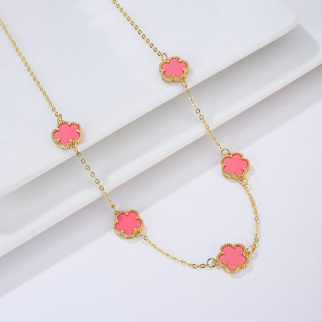 Halskæde i guld med hvid perlemors agat trefoldet gaveidé smykker til kvinder