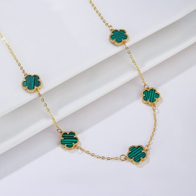 Halskæde i guld med hvid perlemors agat trefoldet gaveidé smykker til kvinder