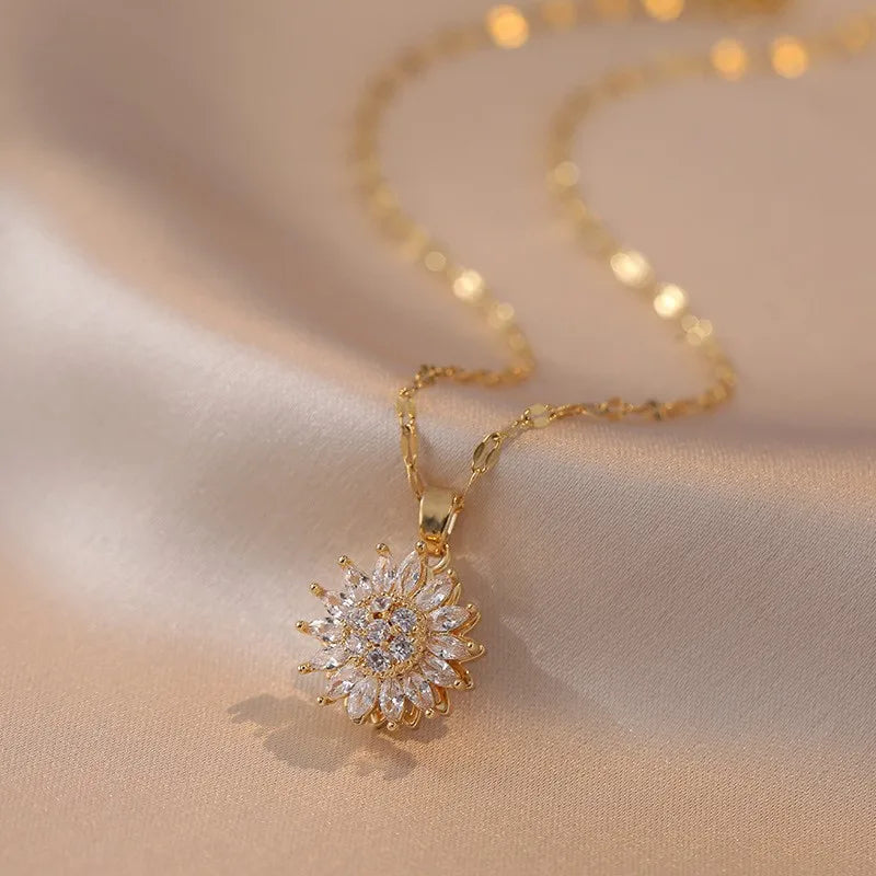 Collier Pendentif avec Fleur en Zircon a
