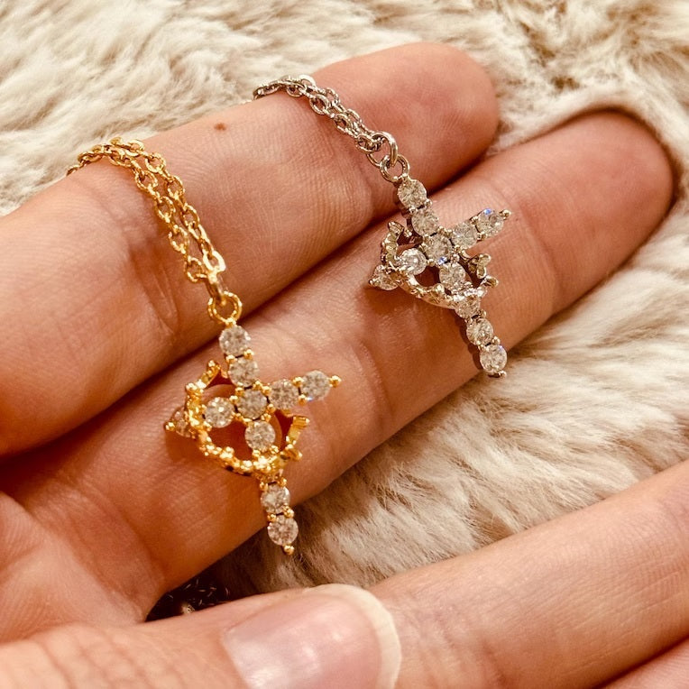 Naszyjnik z zawieszką krzyża i korony złoty