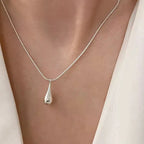 Naszyjnik z zawieszką w kształcie delikatnej kropli wody, posrebrzany
