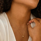 Naszyjnik z zawieszką w kształcie kropli wody z perłą z cyrkonu złoty