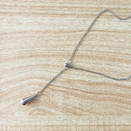 Naszyjnik z delikatną zawieszką w kształcie kropli wody, srebrny