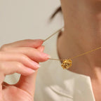 Naszyjnik z dużym wisiorkiem w kształcie róży złoty