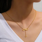 Naszyjnik z zawieszką nieskończoności i sercem ze złota