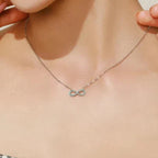 Naszyjnik z zawieszką w kształcie nieskończoności w kolorze turkusowym