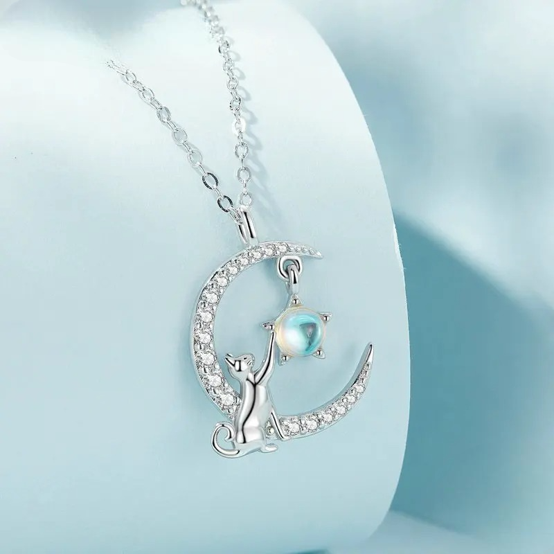 Collier Pendentif Lune en Zircon et Chat