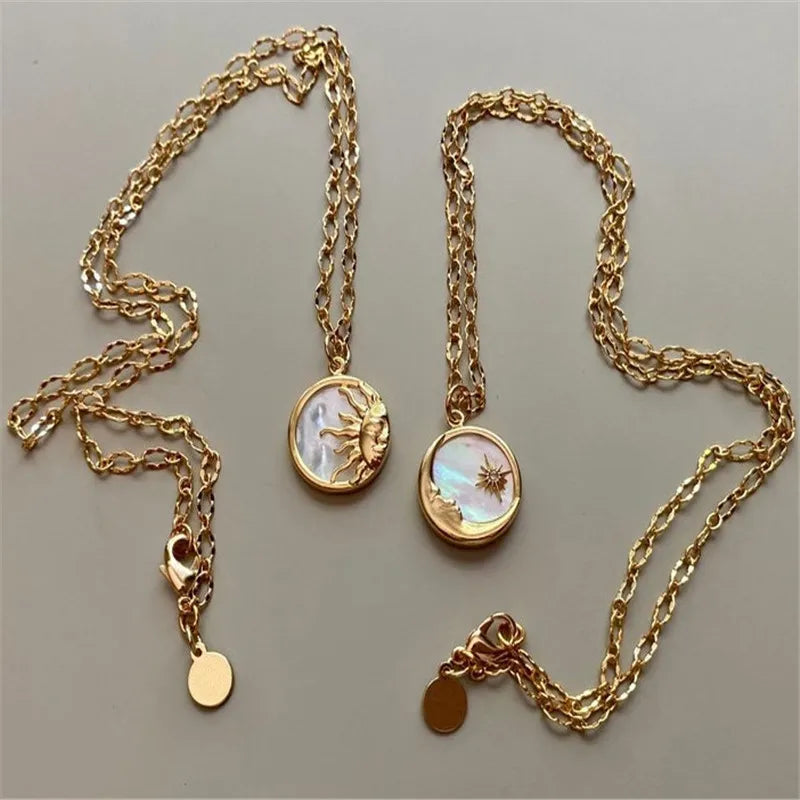 Naszyjnik z zawieszką w kształcie księżyca lub słońca okrągły