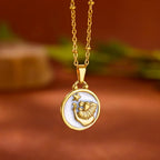 Złoty i biały naszyjnik z zawieszką Znaki Zodiaku 12 Konstelacji lew