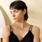 Naszyjnik z zawieszką piórka z cyrkonią