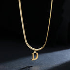 Damski naszyjnik choker z zawieszką z inicjałem d