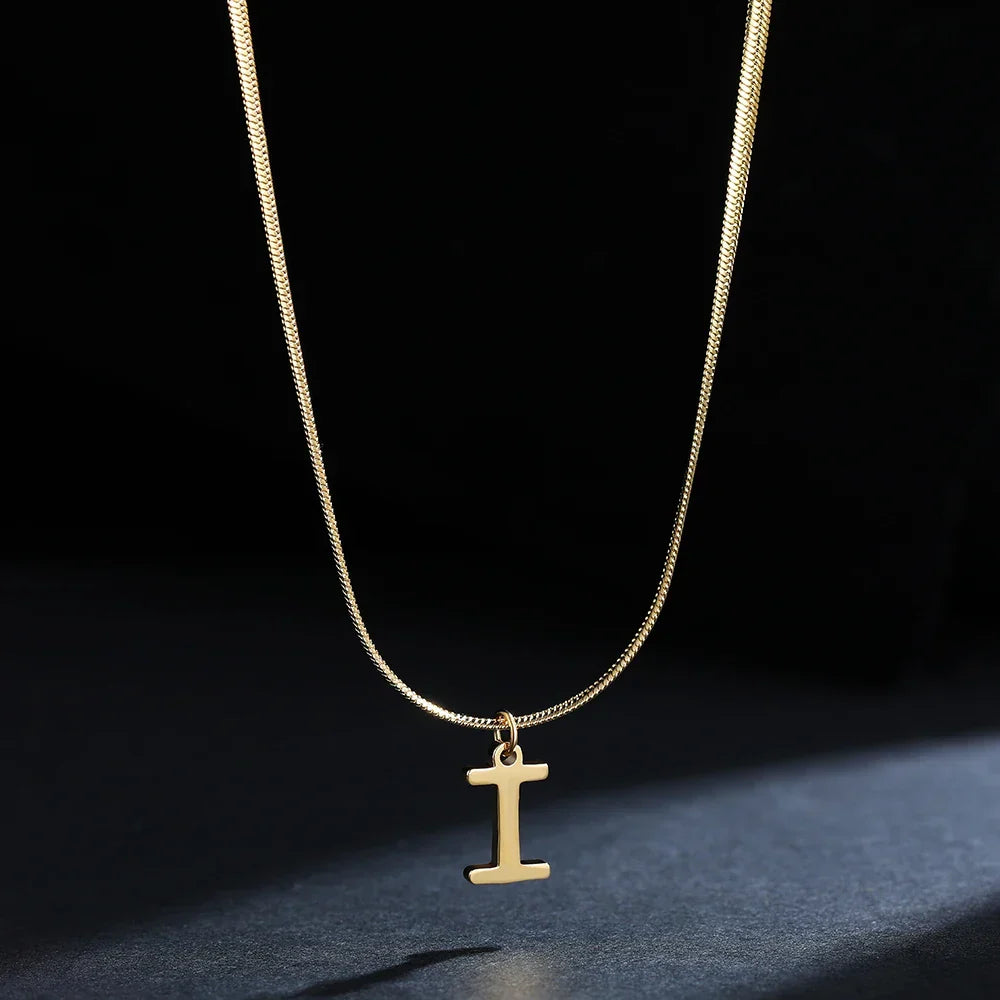 Damski naszyjnik choker z zawieszką z inicjałem i