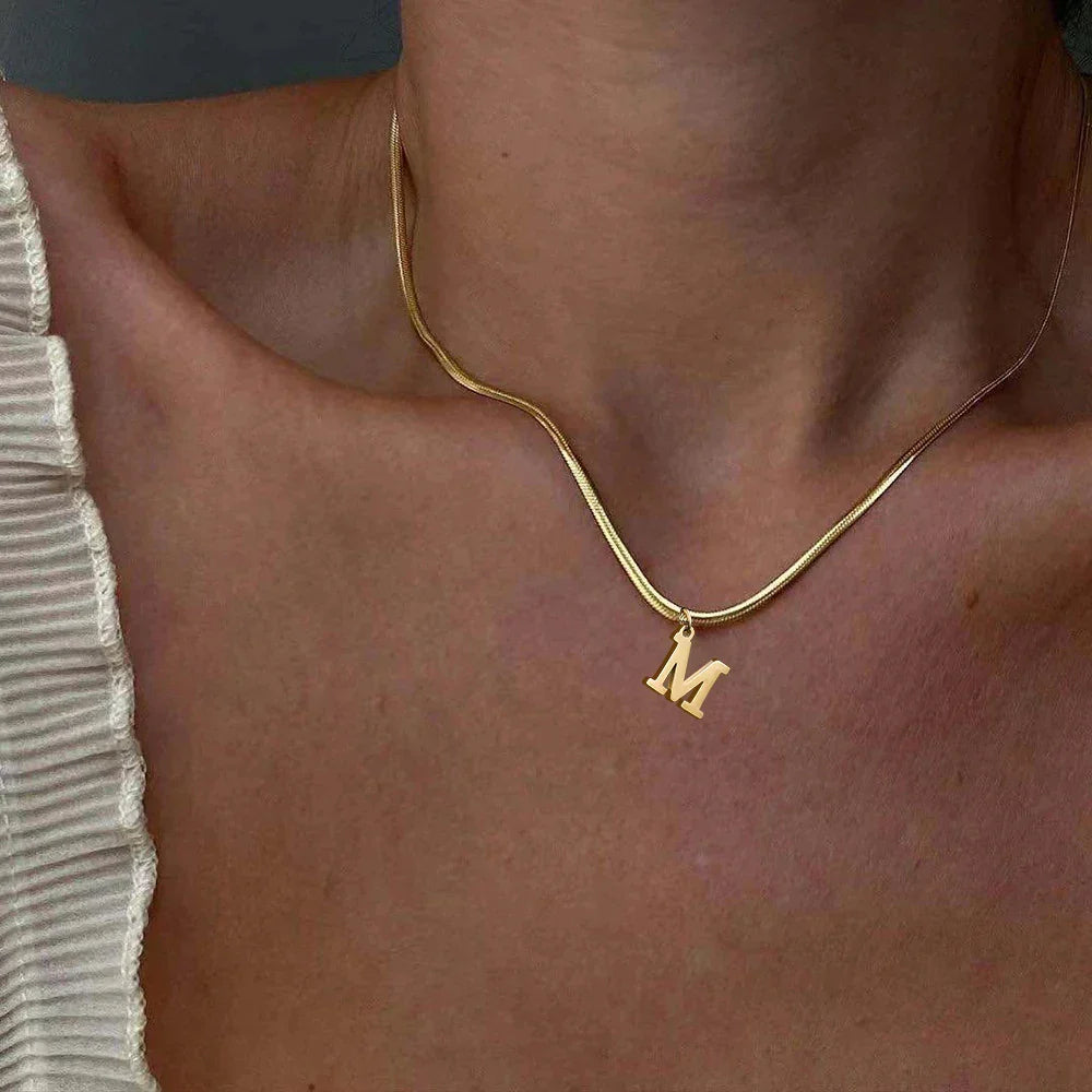 Damski naszyjnik choker z zawieszką z inicjałem m