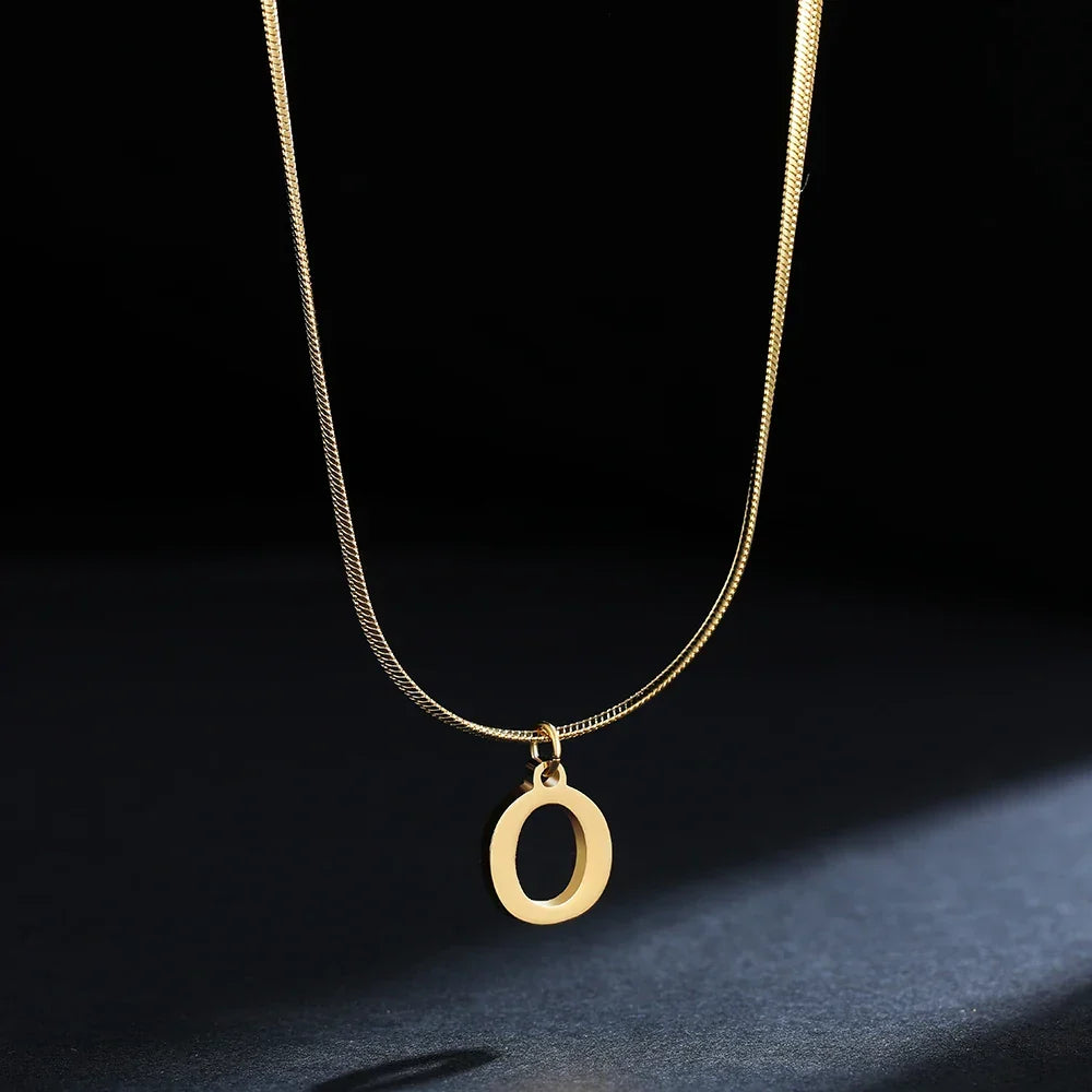 Damski naszyjnik choker z zawieszką z inicjałem o