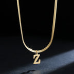 Damski naszyjnik choker z zawieszką z inicjałem z