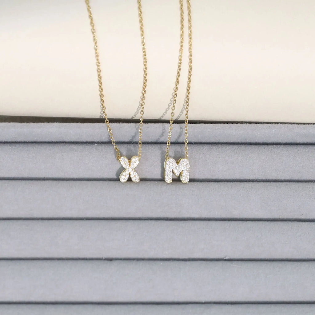 Damski naszyjnik choker z minimalistyczną zawieszką z inicjałem