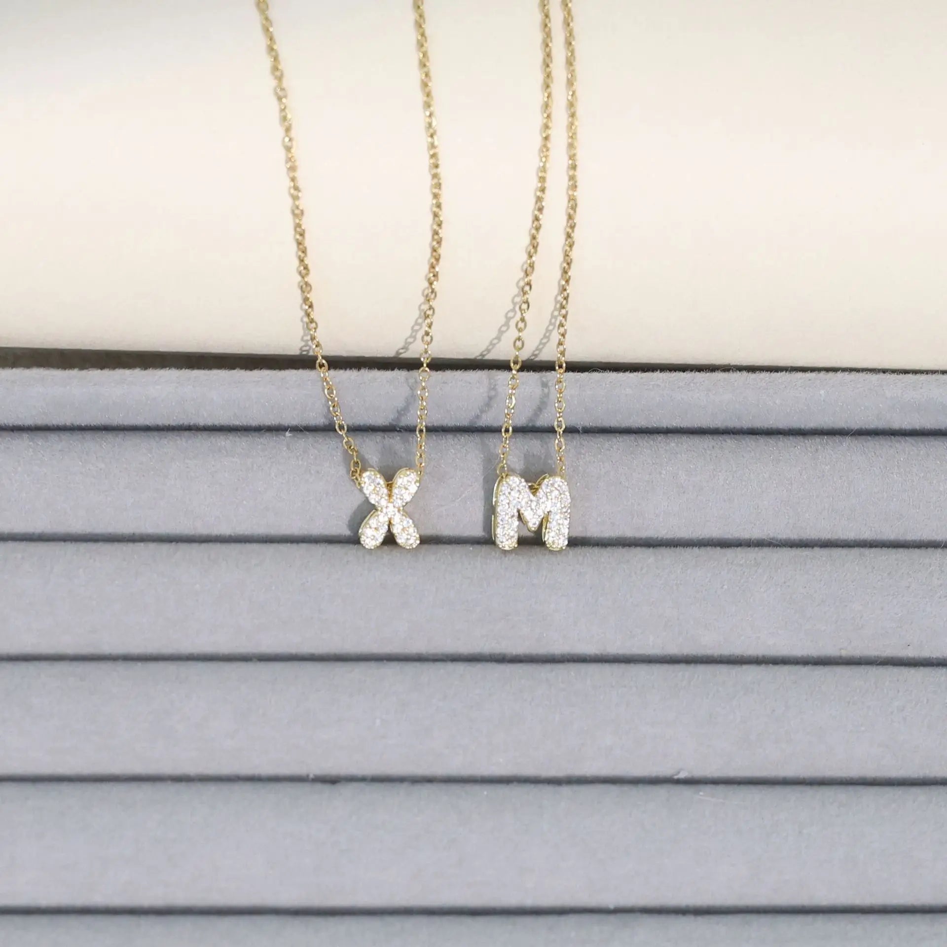 Damski naszyjnik choker z minimalistyczną zawieszką z inicjałem