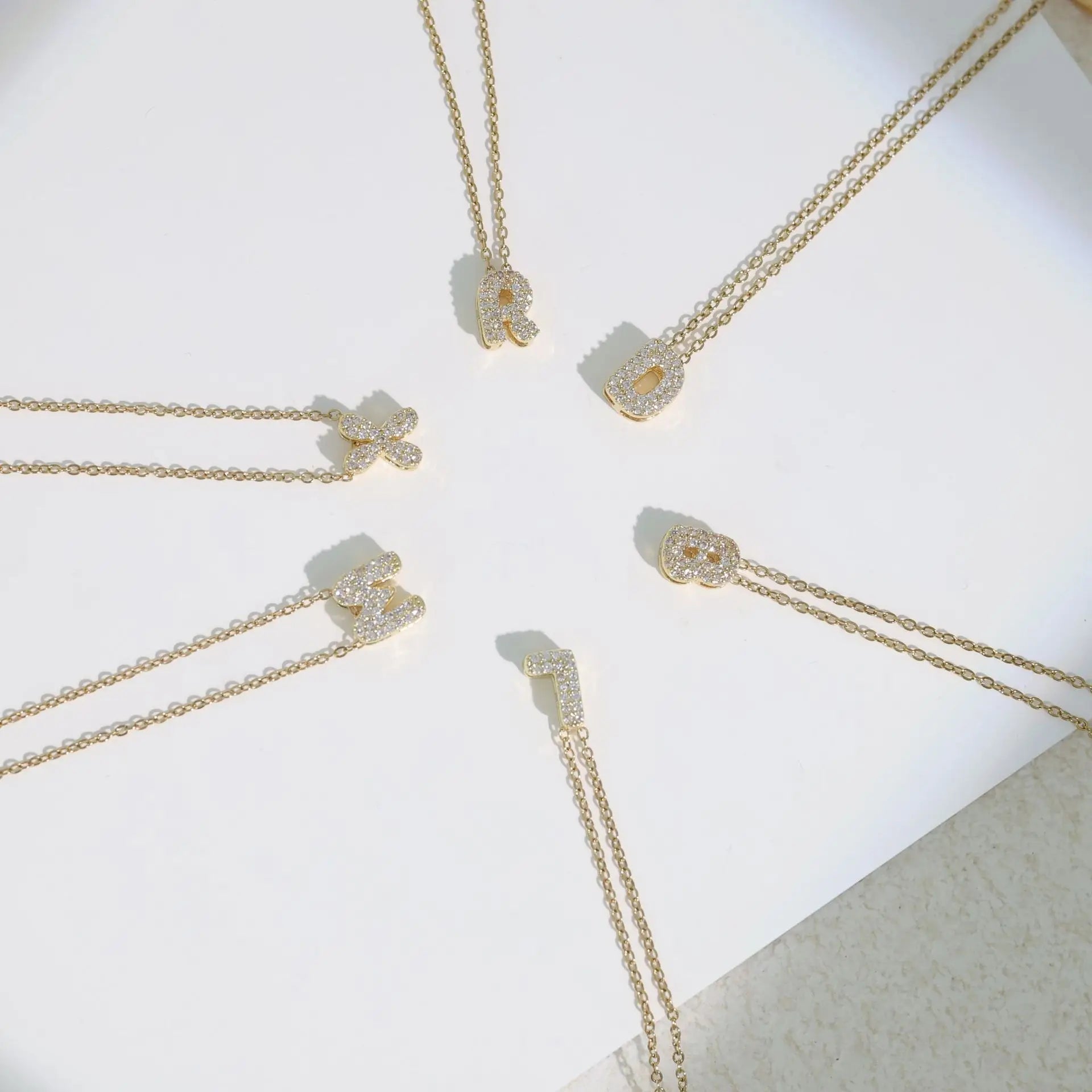 Damski naszyjnik choker z minimalistyczną zawieszką z inicjałem