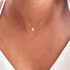 Damski naszyjnik choker z minimalistyczną zawieszką z inicjałem k