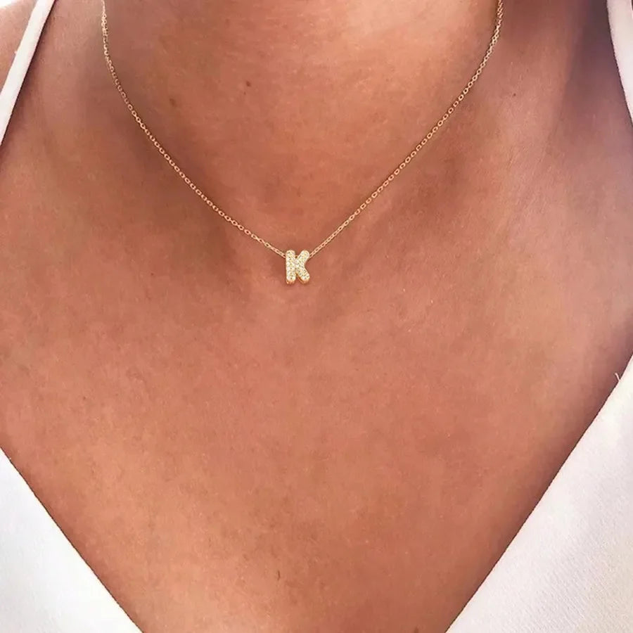 Damski naszyjnik choker z minimalistyczną zawieszką z inicjałem k